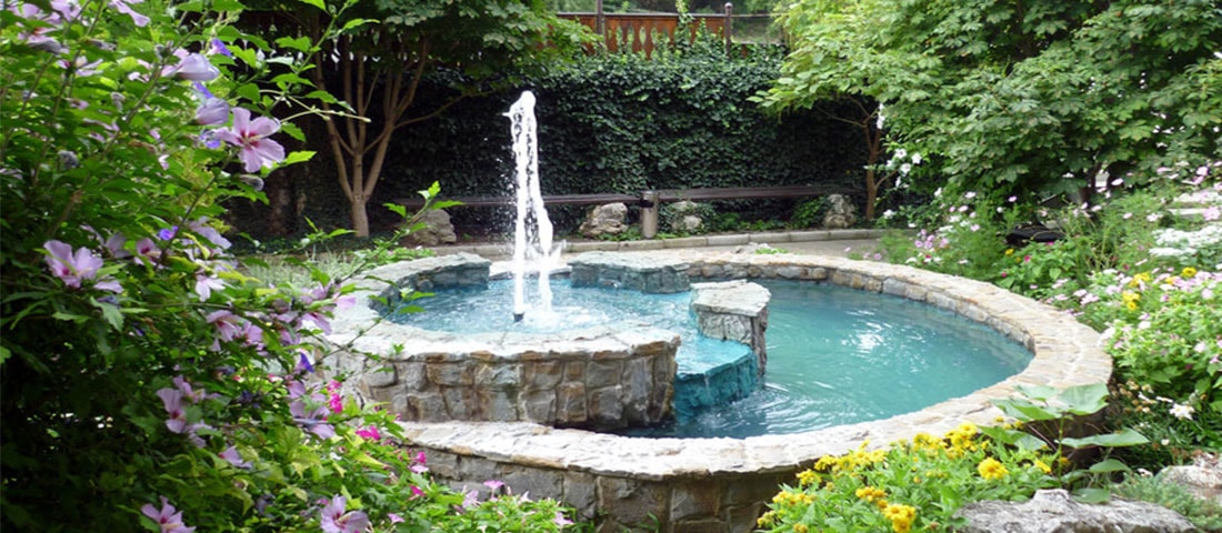 Brunnen im Grünen